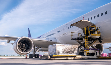 Flygtransport med fraktflyg som lastar gods på flygplats för snabb internationell leverans