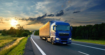 Vägtransport i Europa med lastbilar och skåpbilar på motorväg i logistisk verksamhet