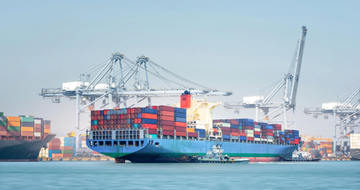 Sjötransport med containerfartyg och lastcontainrar i hamn inom maritim logistik