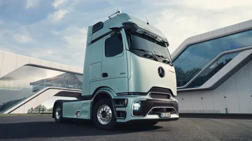 Transportör Dragbil Mercedes Actros i Warsaw Polen