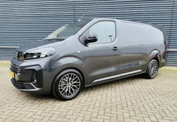Transportör Transportbil Opel Vivaro i Paris Frankrike